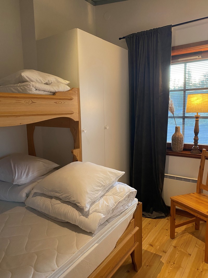 Sovrum 2 med en våningssäng, bredare underslaf 160 cm bred